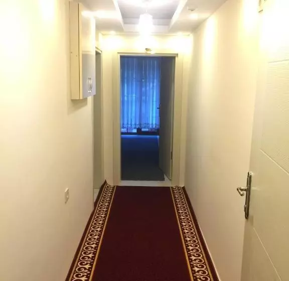 سوییت لوکس, Cam Motel