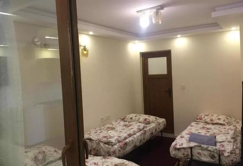 سوییت با چشم‌انداز کوه, Cam Motel
