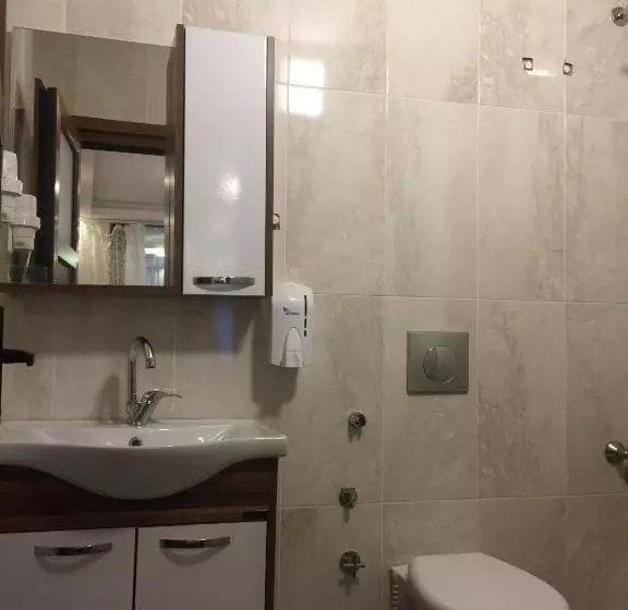 سوییت با چشم‌انداز کوه, Cam Motel