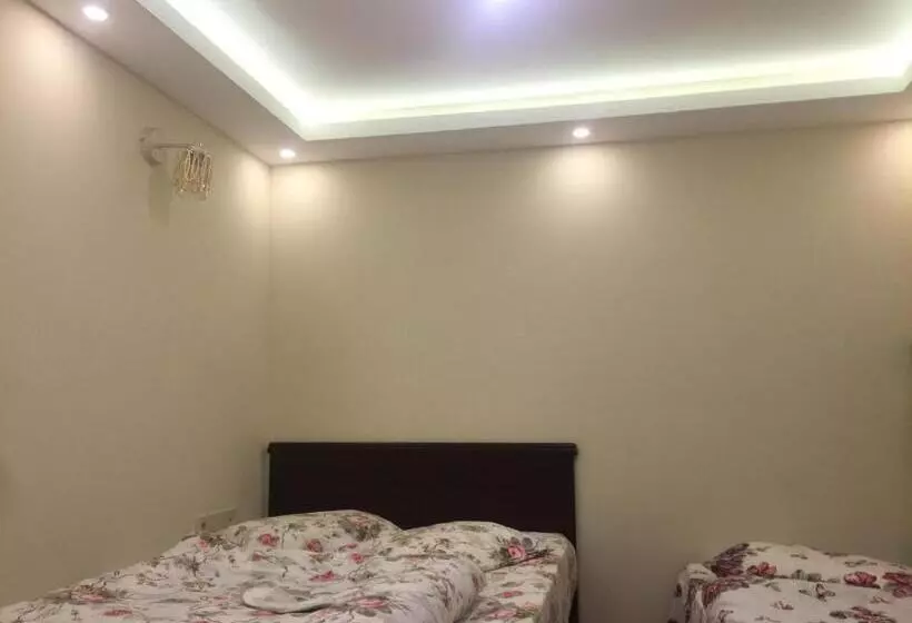 سوییت با چشم‌انداز کوه, Cam Motel