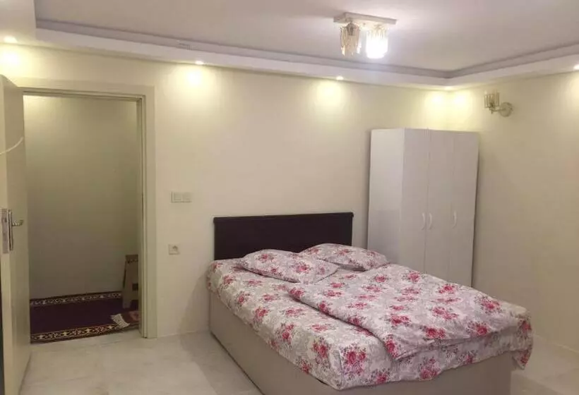 سوییت با چشم‌انداز کوه, Cam Motel