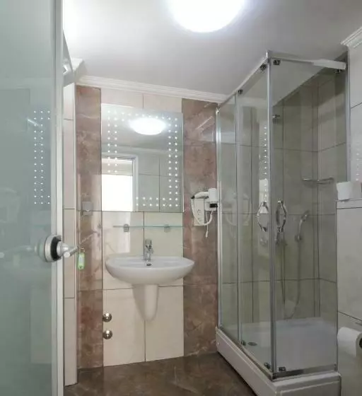Standard Kolmen Hengen Huone, Amfora
