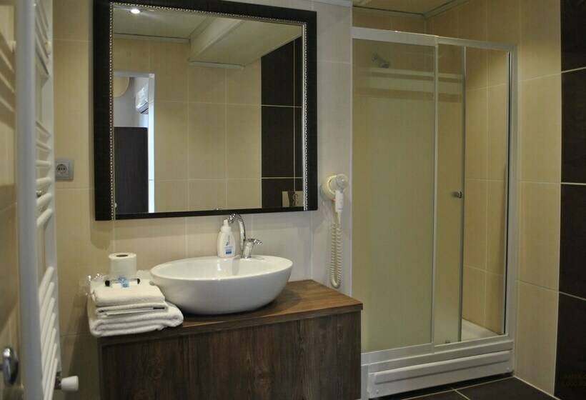 Standard Triple Room, Cem
