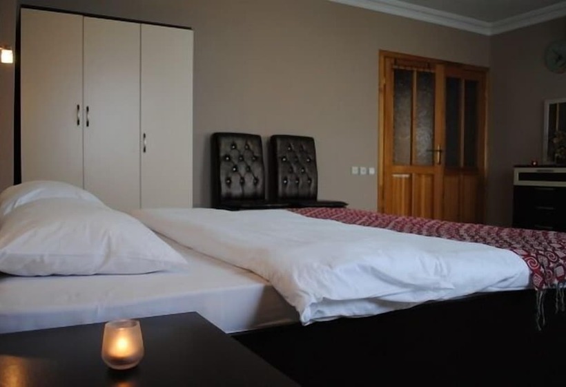 Family Suite, Cem