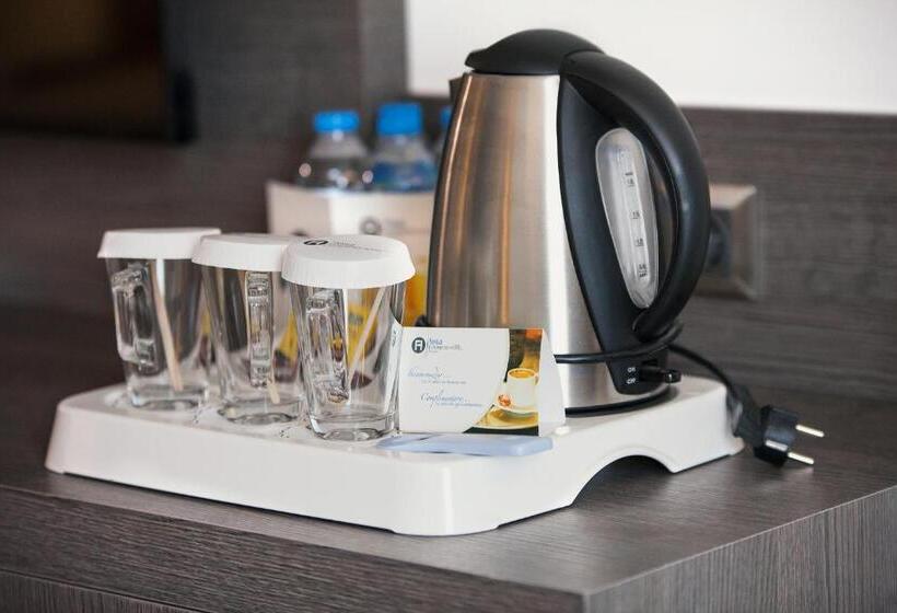 חדר סופריור לשלושה, Fesa Business