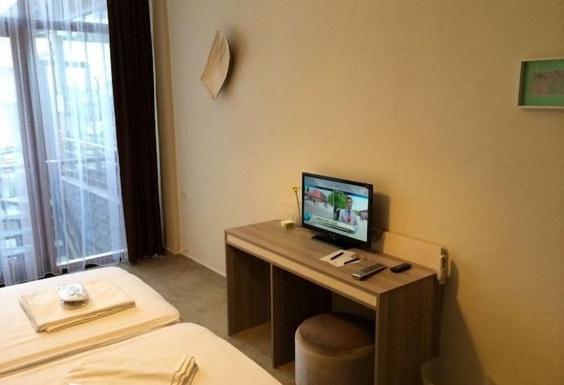 Номер Стандарт Трехместный, Hugo