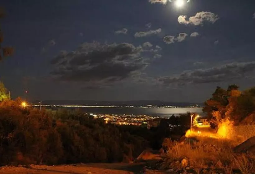 اتاق استاندارد با بالکن و چشمانداز دریا, Hugo