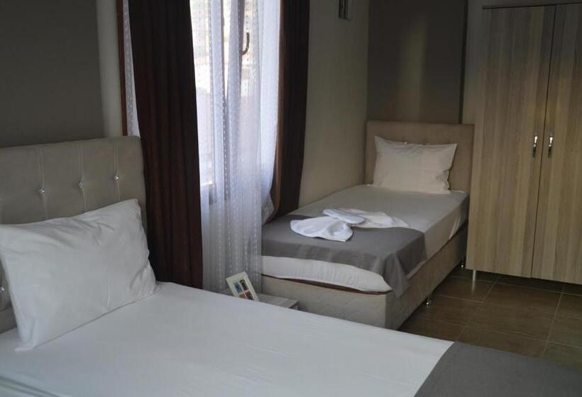 Номер Стандарт Трехместный, Hugo