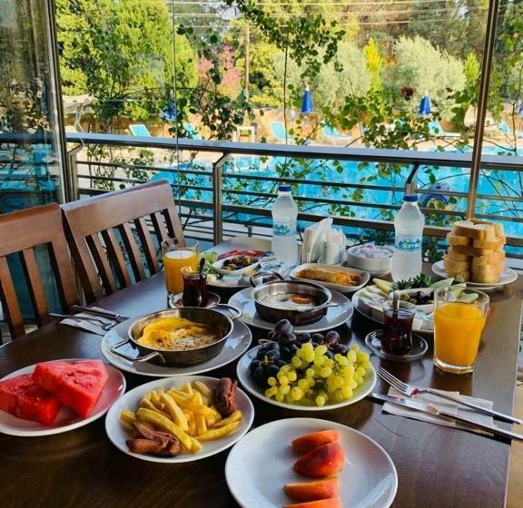 اتاق لوکس چهار تخته, Pamukkale Whiteheaven Suite