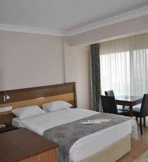 غرفة قياسية مطلّة علي البحر, Perla