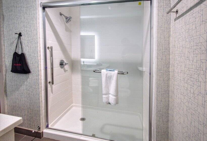 جناح, Holiday Inn Express & Suites Moore, An Ihg