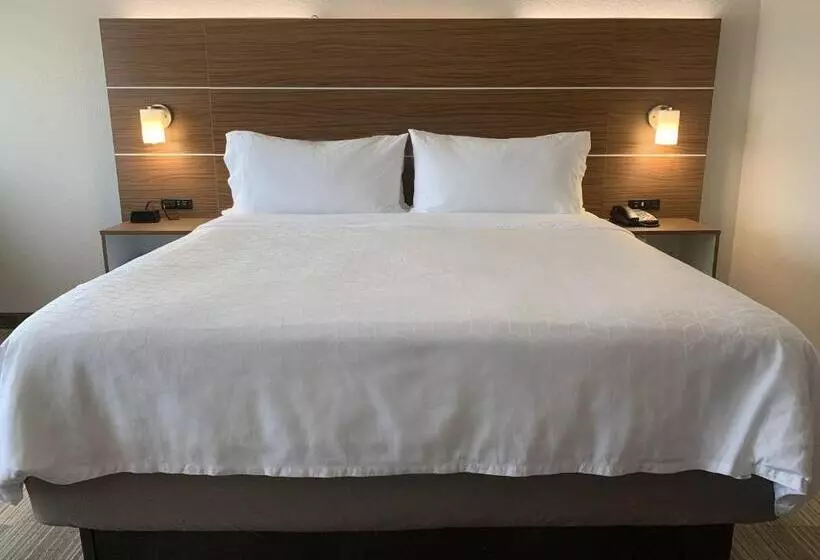 キングサイズベッドのスイートルーム, Holiday Inn Express & Suites Moore, An Ihg