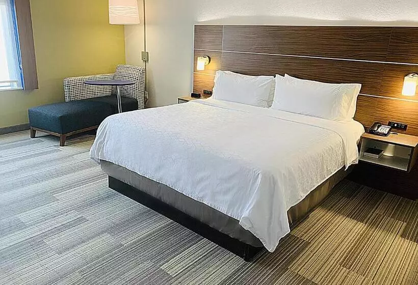 身障者適用キングサイズベッドルーム, Holiday Inn Express & Suites Moore, An Ihg