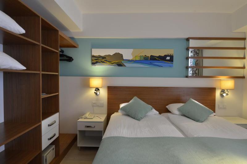 패밀리 룸 풀장 전망, Calimera Side Resort