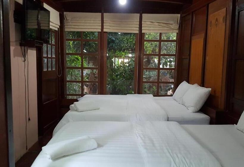 בקתה סופריור, Ruean Mai Chai Khlong