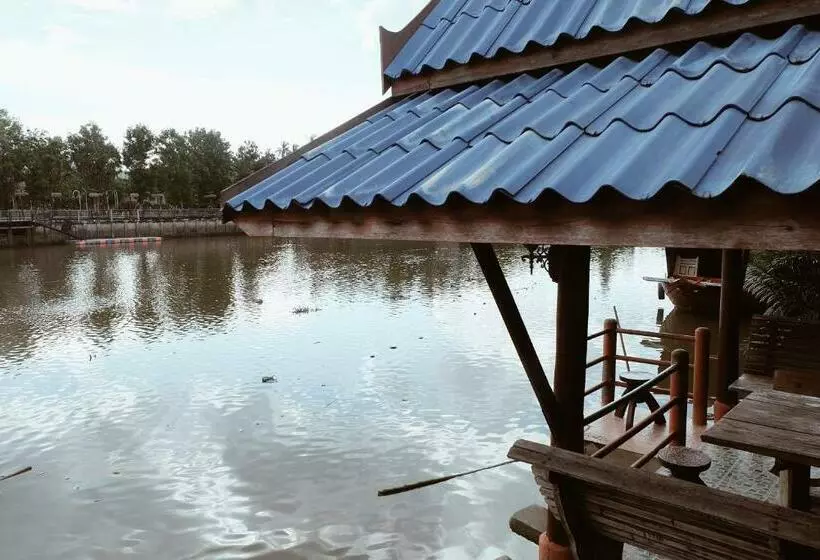 Standard Kolmen Hengen Huone Näkymä, Ruennamyen Resort Amphawa