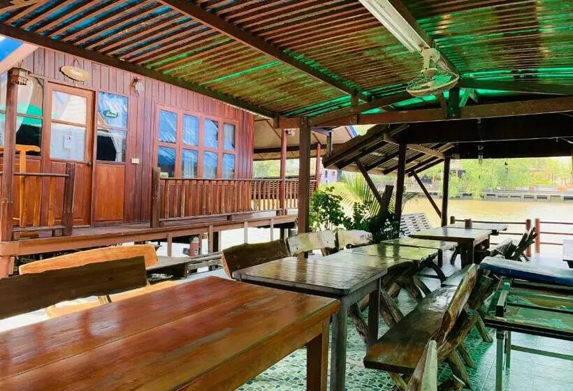 Standard Kolmen Hengen Huone Näkymä, Ruennamyen Resort Amphawa