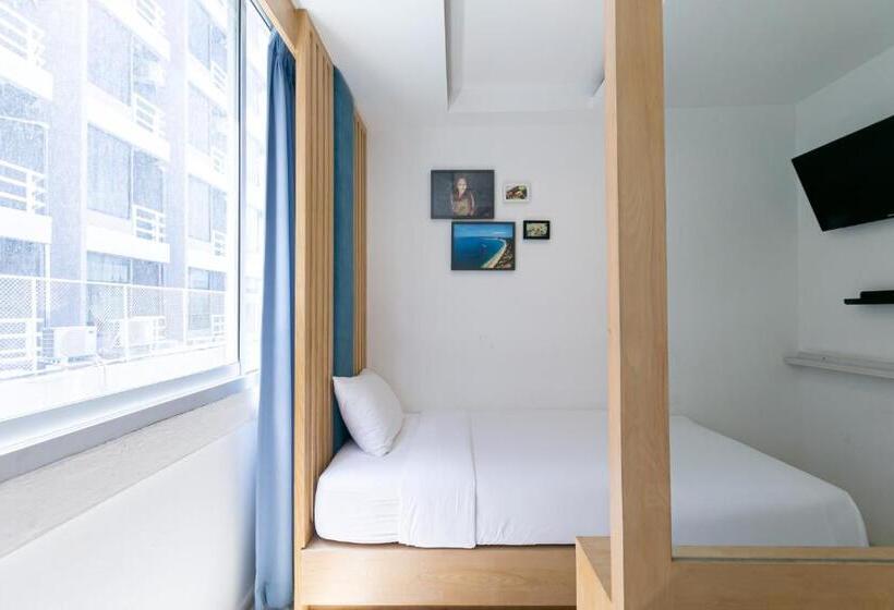 스탠다드 룸 공동 욕실, The Bedrooms Hostel Pattaya