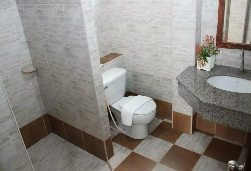 اتاق استاندارد سه نفره, Baanrimnam Resort Trat