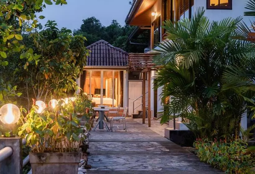 اتاق استاندارد چهار تخته, Baanrimnam Resort Trat