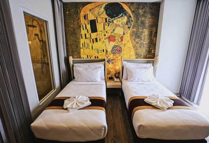 수피리어 룸, Bright