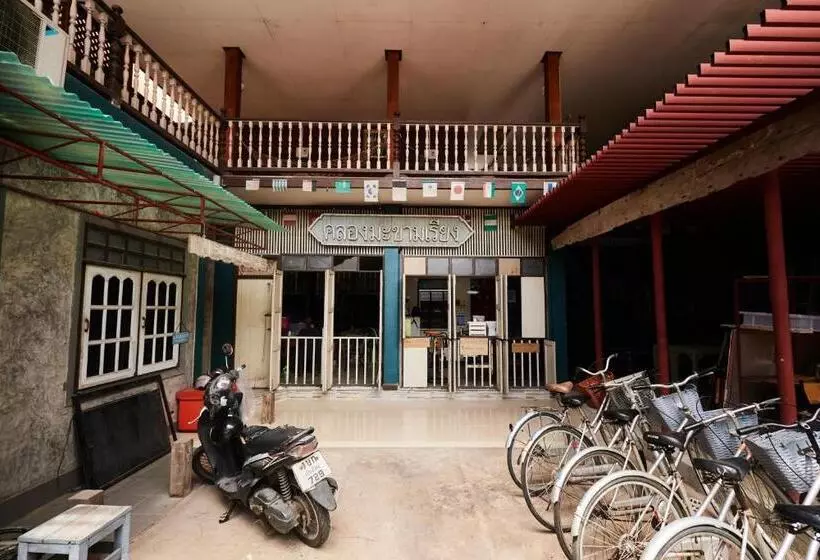 اتاق استاندارد با سرویس بهداشتی مشترک, Chommuang Guest House