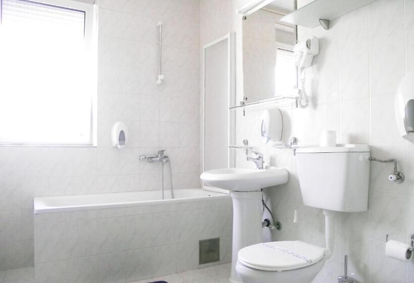 اتاق استاندارد سه تخته با بالکن, Garni Hotel Belvedere Lux