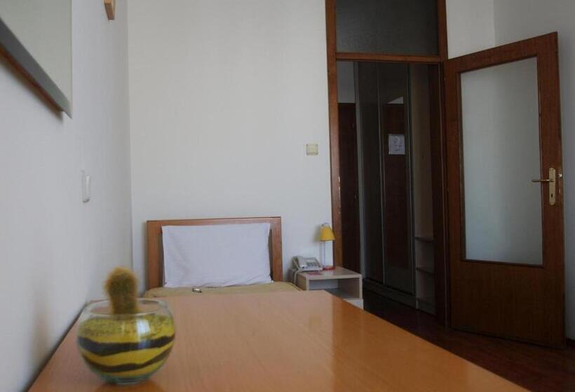 اتاق استاندارد یک تخته با بالکن, Garni Hotel Belvedere Lux