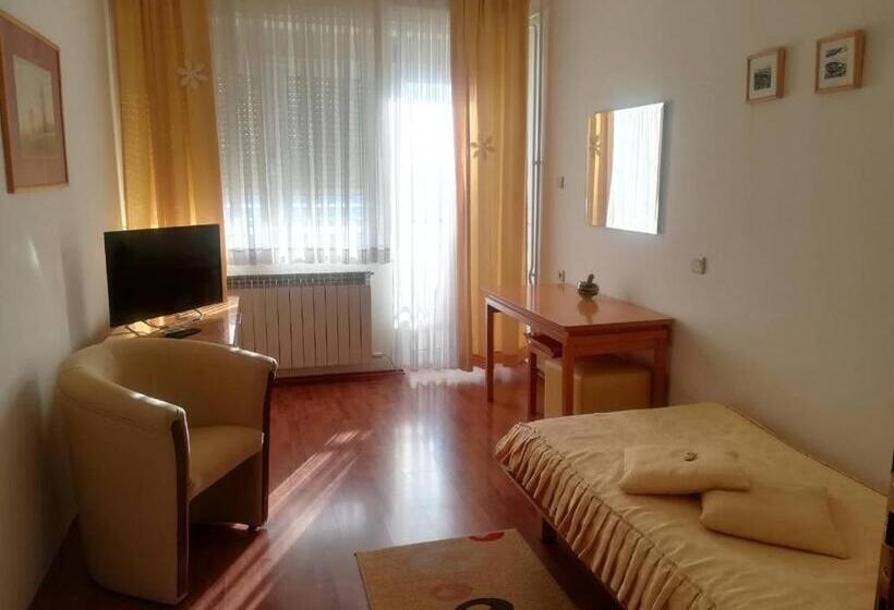 اتاق استاندارد یک تخته با بالکن, Garni Hotel Belvedere Lux