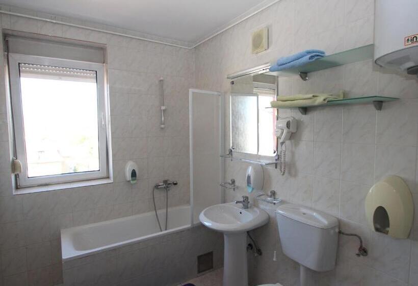 اتاق استاندارد سه تخته با بالکن, Garni Hotel Belvedere Lux