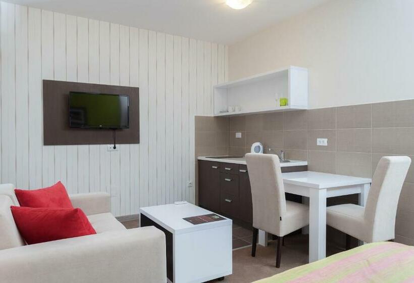 استودیوی استاندارد, Garni Hotel Ema