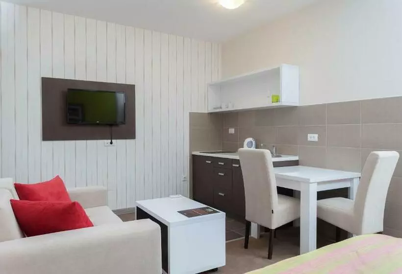 استودیوی استاندارد, Garni Hotel Ema