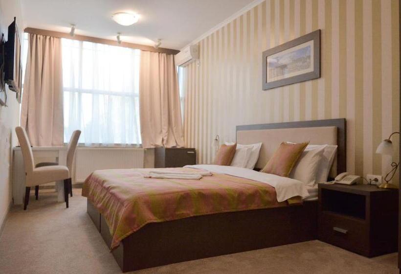 استودیوی لوکس, Garni Hotel Ema