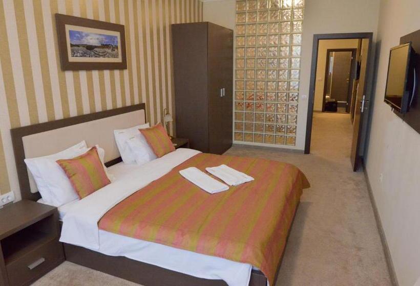 استودیوی لوکس, Garni Hotel Ema