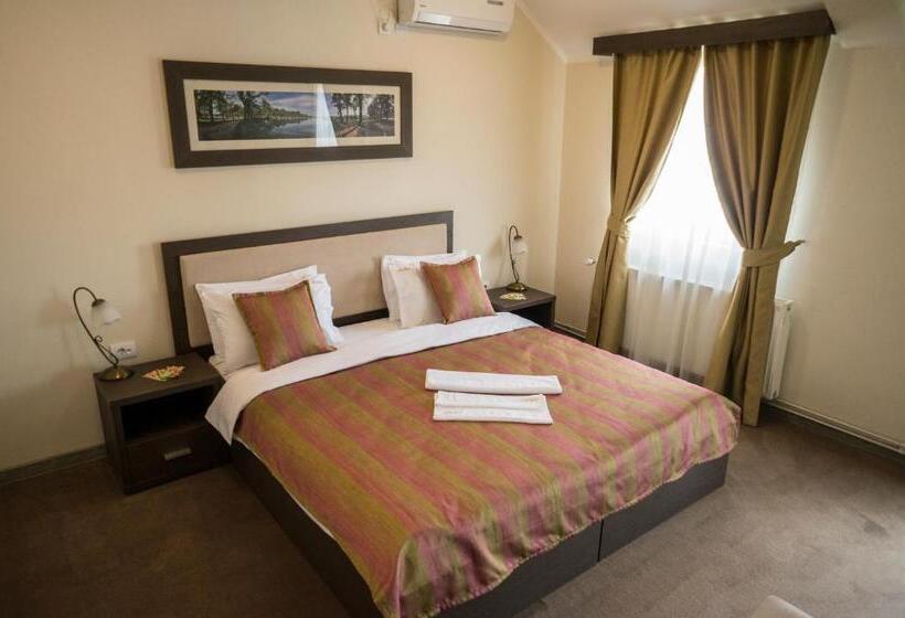 استودیوی لوکس, Garni Hotel Ema