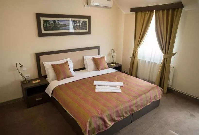 استودیوی لوکس, Garni Hotel Ema
