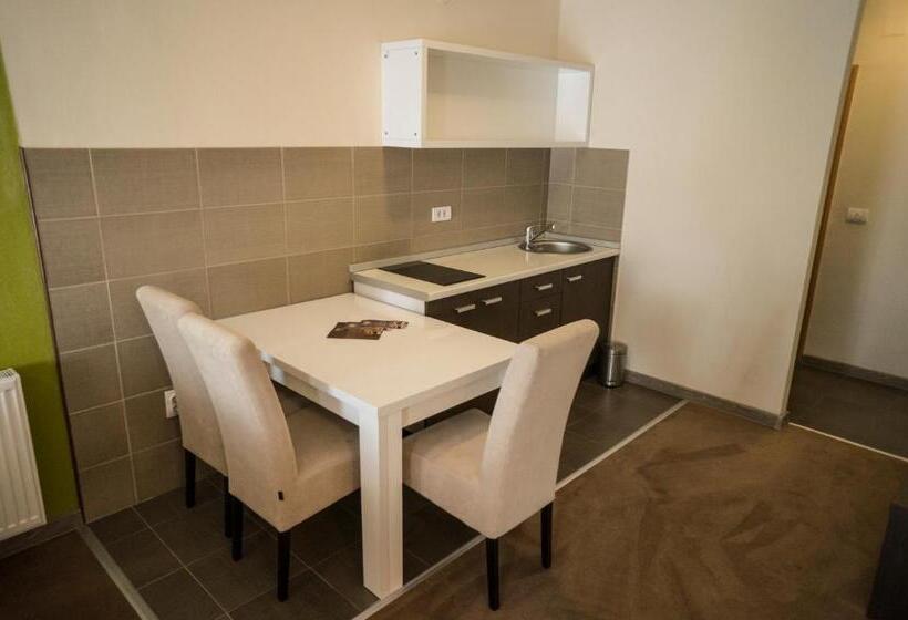استودیوی لوکس, Garni Hotel Ema