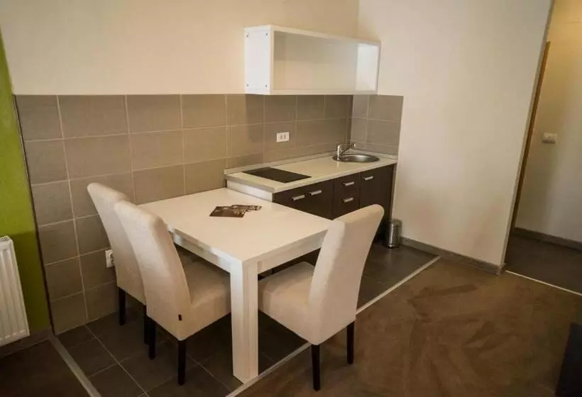 استودیوی لوکس, Garni Hotel Ema