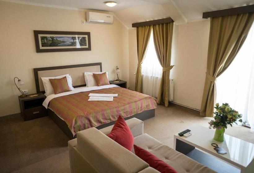 استودیوی لوکس, Garni Hotel Ema
