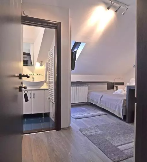 اتاق اکونومی, Garni Hotel King