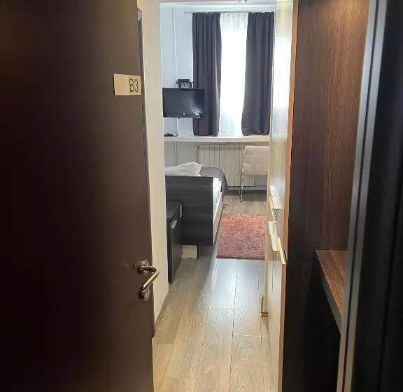 اتاق عادی یک تخته, Garni Hotel King