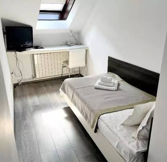 اتاق عادی یک تخته, Garni Hotel King