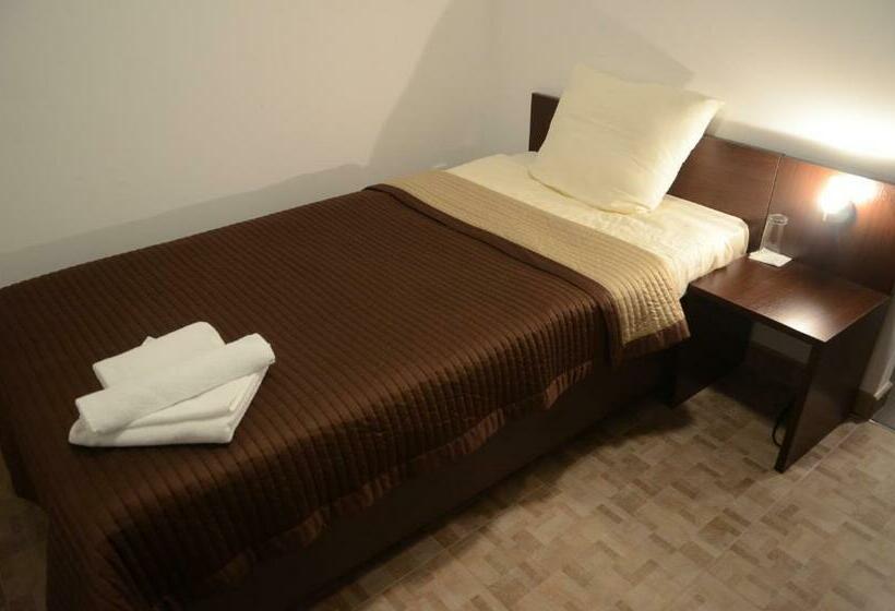 اتاق استاندارد یک نفره, Garni Hotel Lion