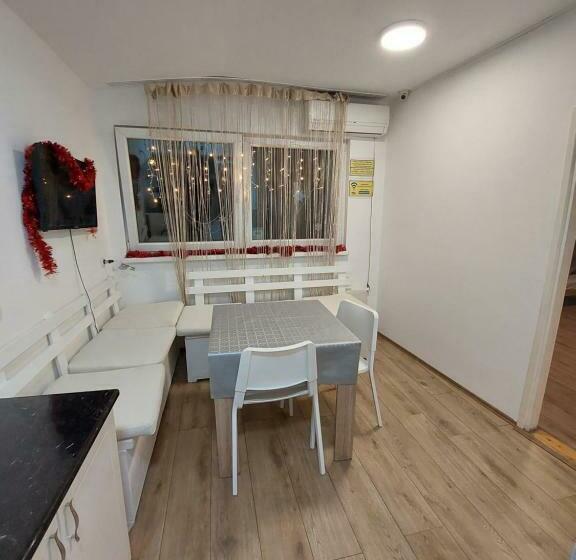 تختخواب در اتاق مشترک, Hostel Inn Downtown