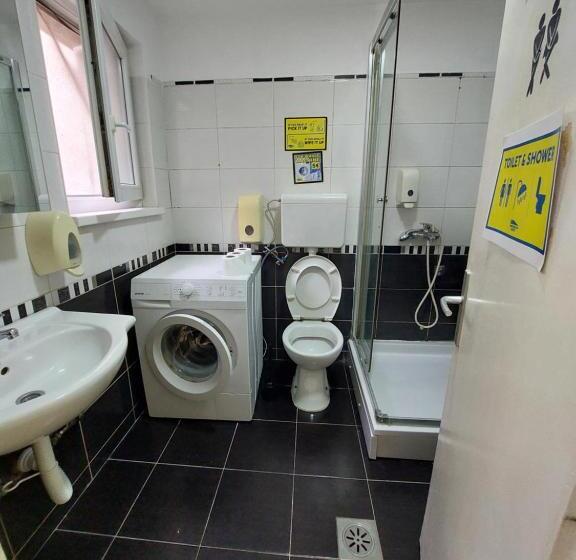 تختخواب در اتاق مشترک, Hostel Inn Downtown