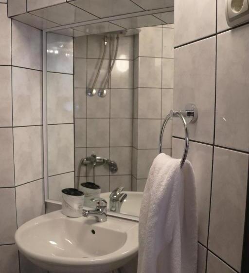 استودیوی استاندارد, Hostel Karavan Inn