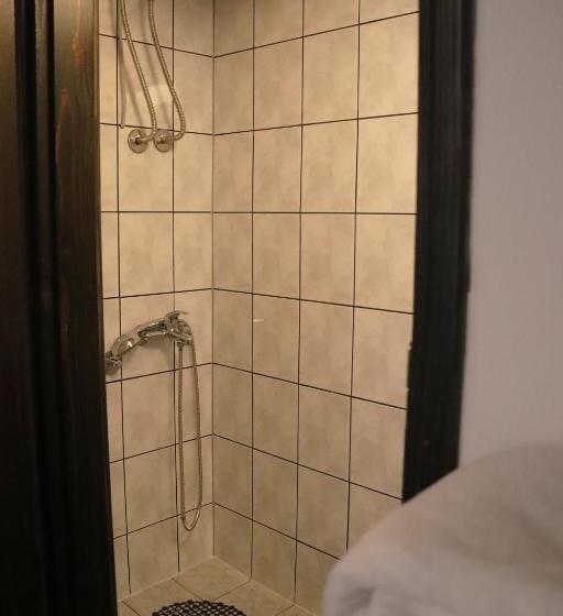 استودیوی استاندارد, Hostel Karavan Inn