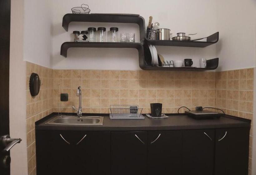 استودیوی استاندارد, Hostel Karavan Inn