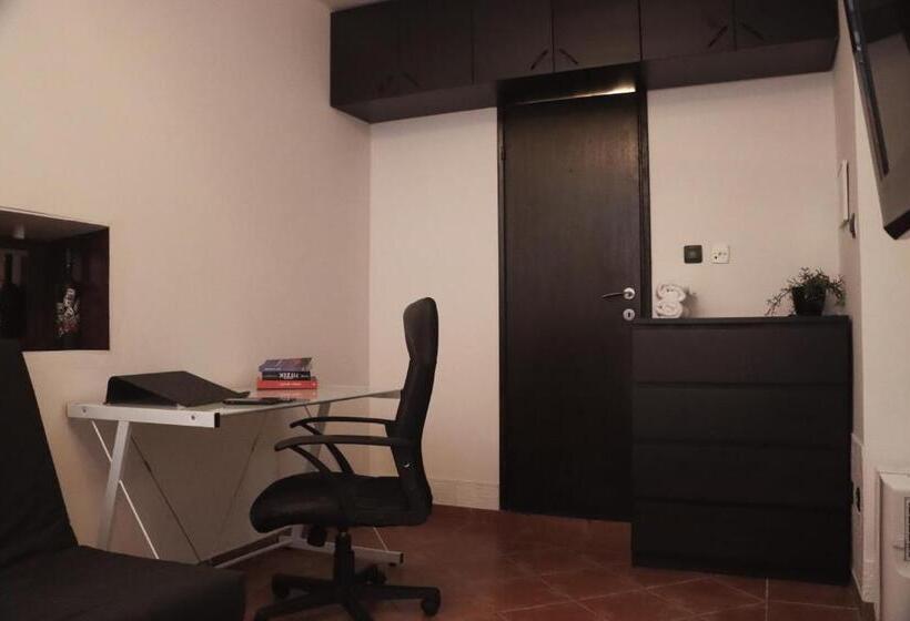 استودیوی استاندارد, Hostel Karavan Inn