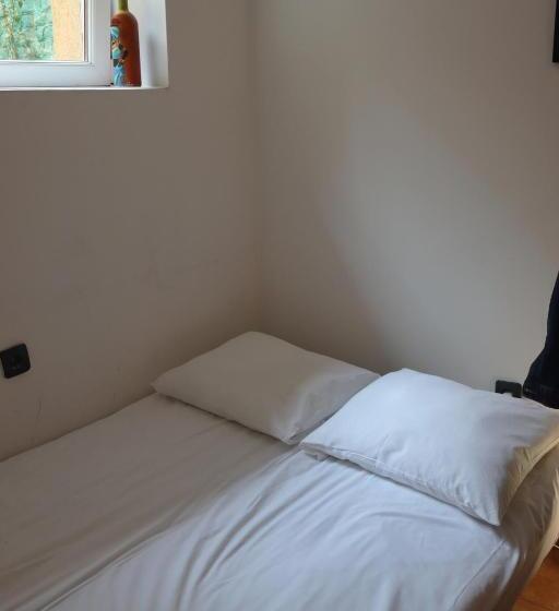 استودیوی استاندارد, Hostel Karavan Inn